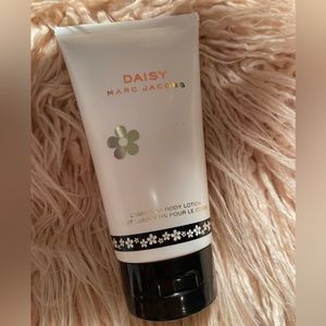 Marc Jacobs Daisy luminous body lotion